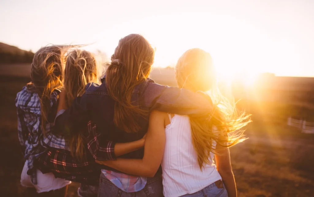 friends-sunset-backlight-hug
